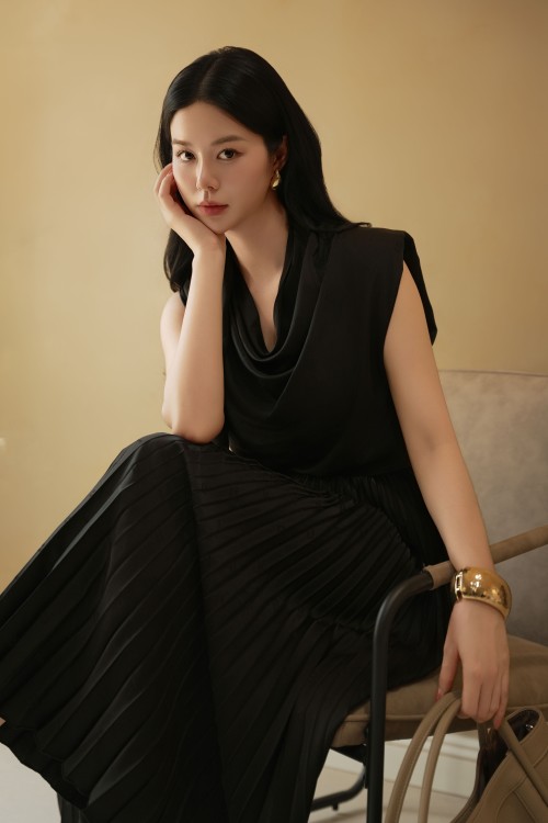 Sixdo Black Silk Blouse